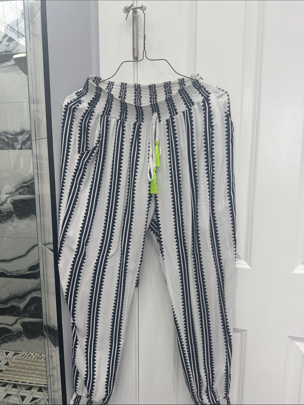 Vertical Stripe Elastic-Waist Ankle Pants - White & Navy